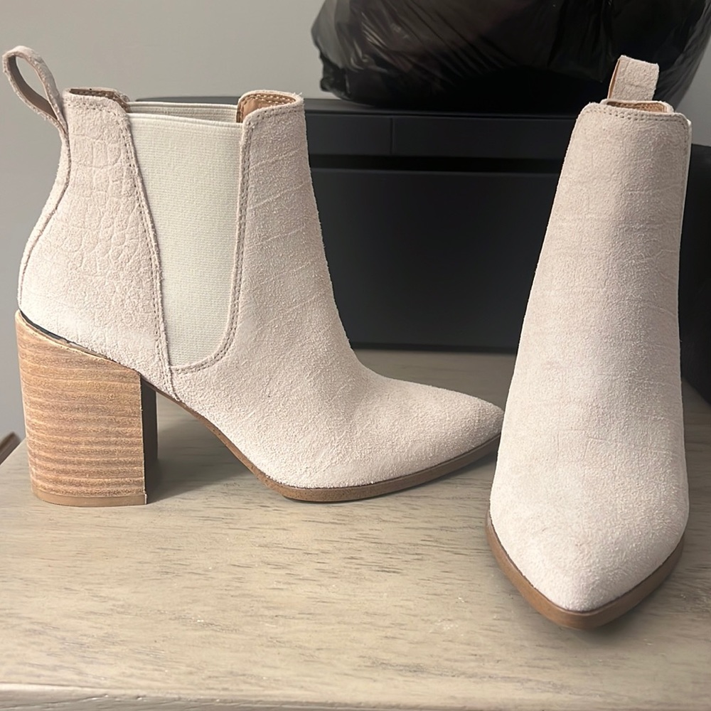 Steve Madden white suade booties